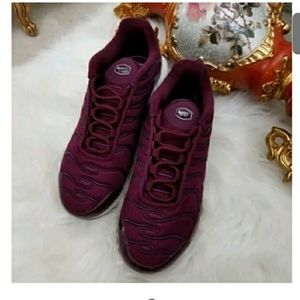 NIKE AIR MAX PLUS SNEAKERS 7.5 WOMANS